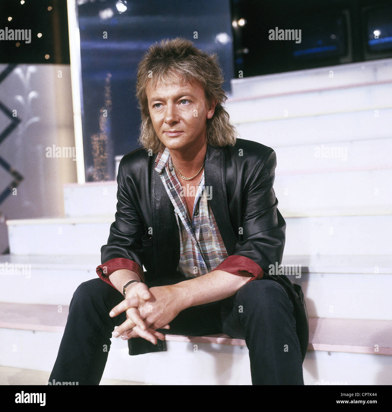Norman, Chris, * 25.10.1950, British singer, half length, sitting on steps, 1990s, Stock Photo