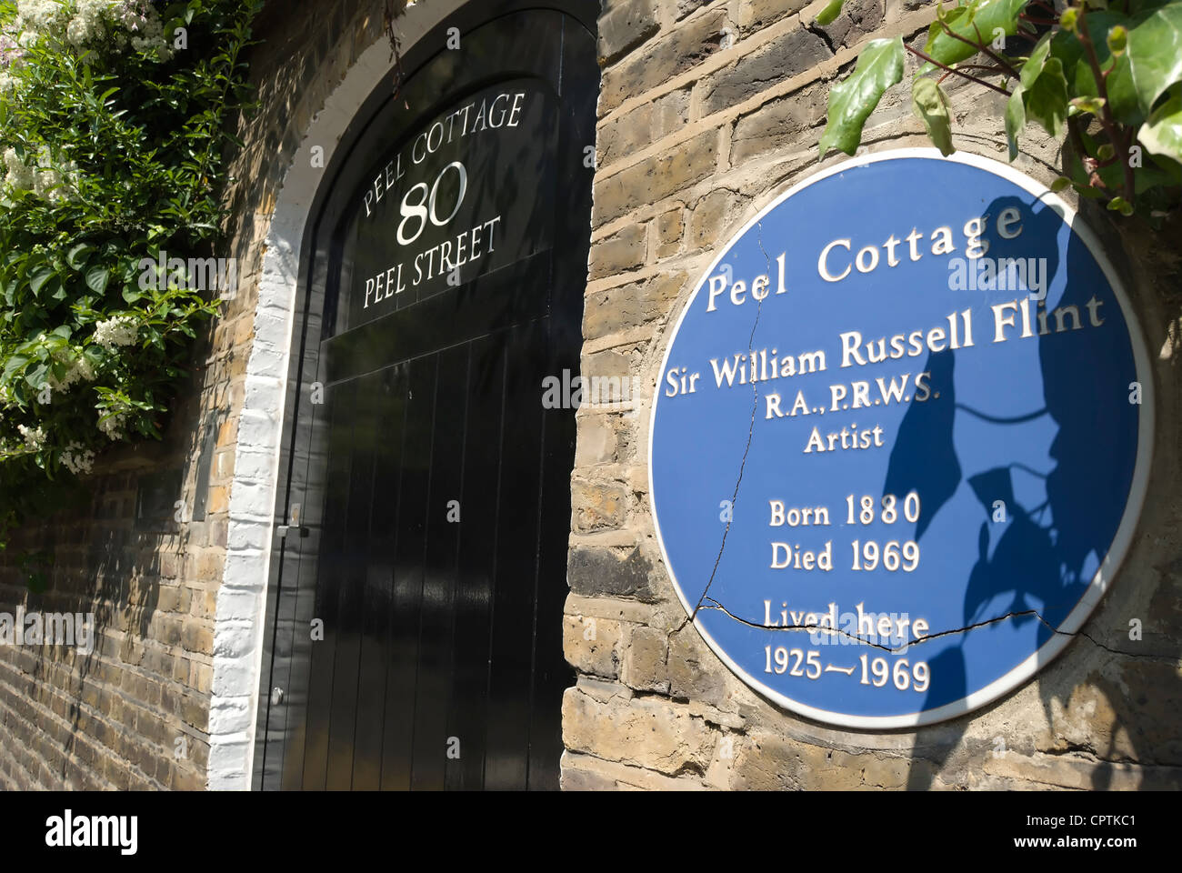entrance and blue plaque marking peel cottage, a home of artist sir william russell flint, kensington, london, england Stock Photo