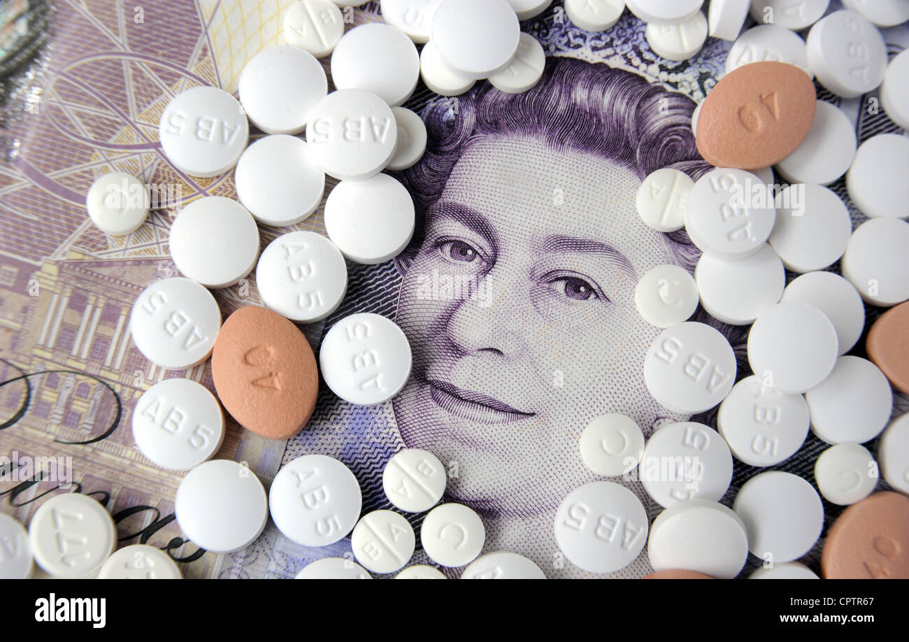 PRESCRIPTION TABLETS WITH BRITISH £20 NOTE RE DRUGS PILLS COSTS THE ECONOMY PHARMACEUTICAL COMPANIES CAPSULES DOCTORS PAY ETC UK Stock Photo