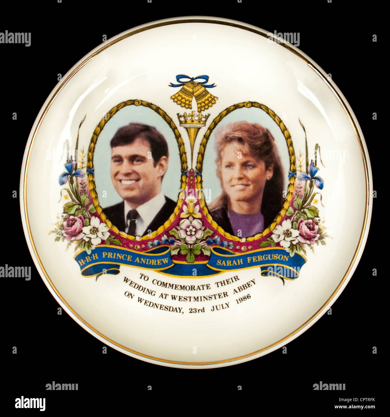 1986 souvenir plate by Prinknash Pottery to commemorate the Royal Wedding between H.R.H. Prince Andrew and Sarah Ferguson Stock Photo