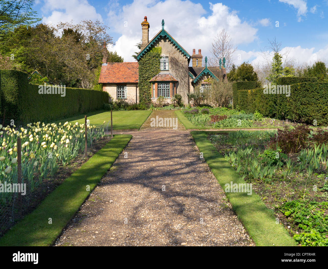 Country cottage garden path hi-res stock photography and images - Alamy