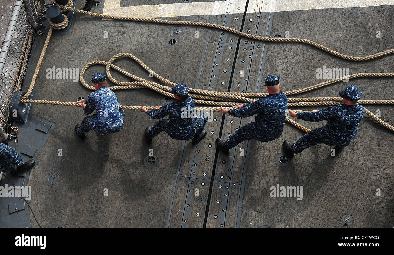 Sailors tighten a mooring line on the flight deck of the Oliver Hazard Perry-class guided-missile frigate USS Underwood (FFG 36) after pulling in to the port of Callao, Peru, during UNITAS Pacific. Underwood is representing the U.S. Navy during UNITAS PAC and is deployed to Central and South America and the Caribbean in support of Southern Seas 2012. Stock Photo