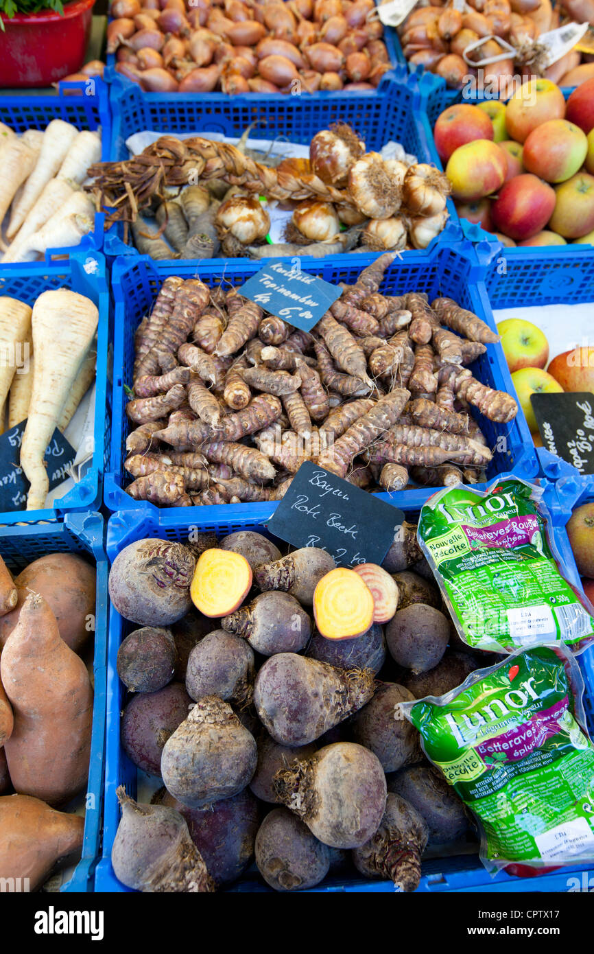 Fresh vegetables on sale at Viktualienmarkt food market in Munich ...
