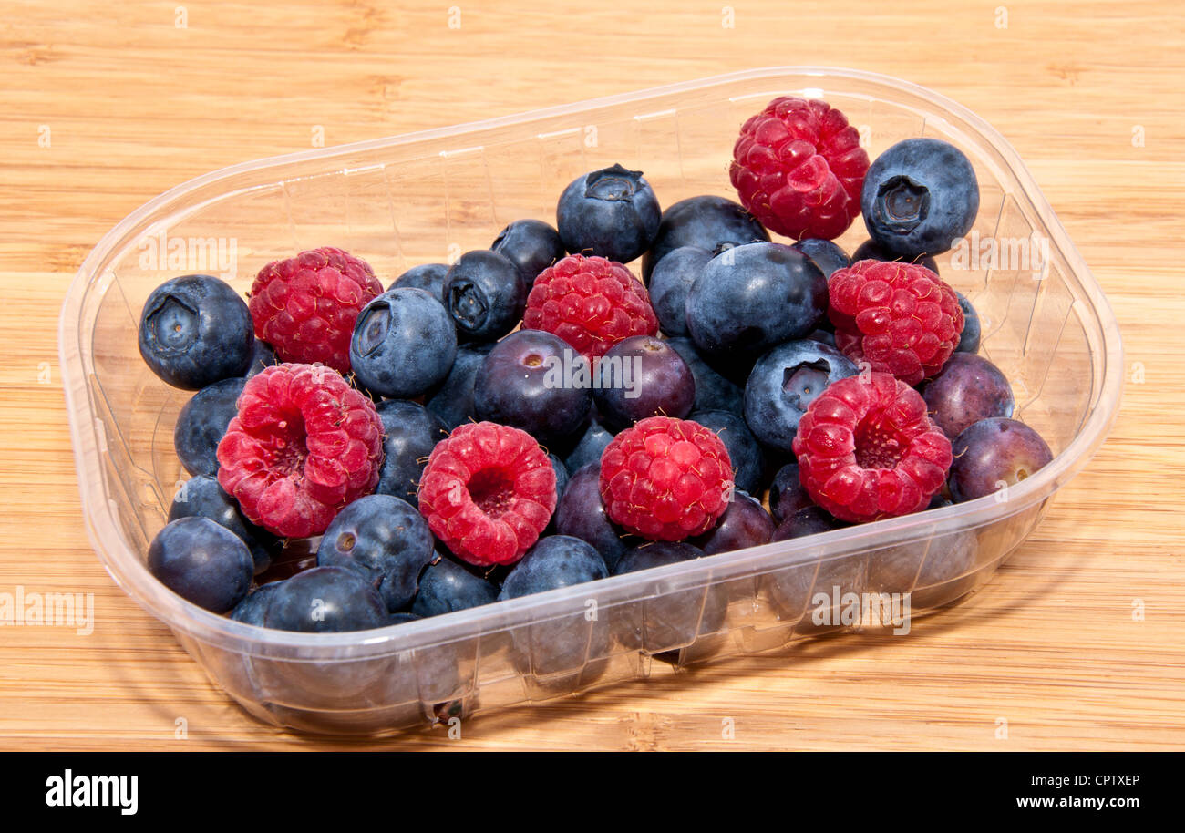 BOX OF FRESH MIXED FRUIT Stock Photo - Alamy