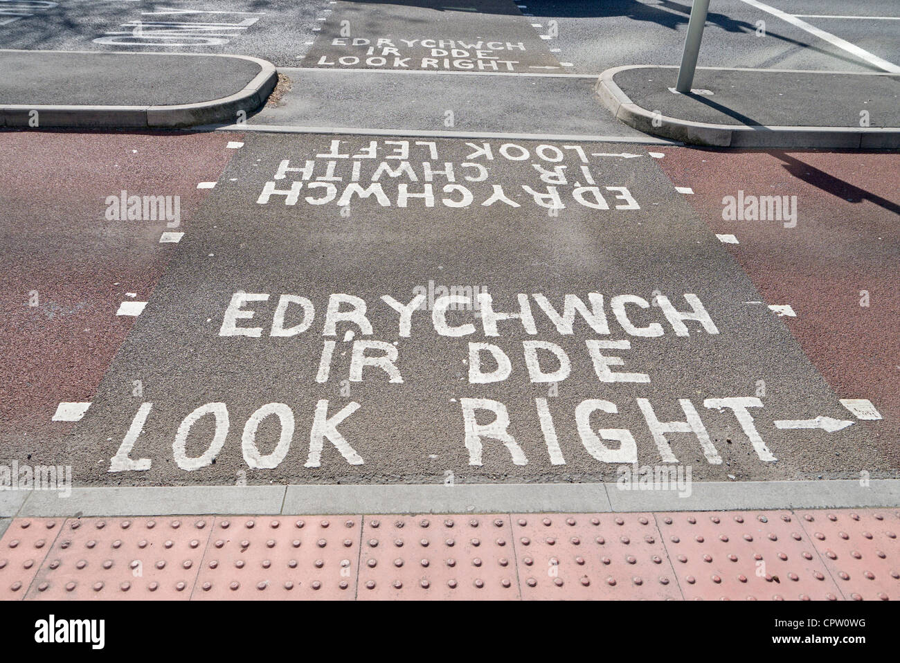 Look Right, Edrychwch Ir Dde, Welsh and English pedestrian road sign at traffic lights. Stock Photo