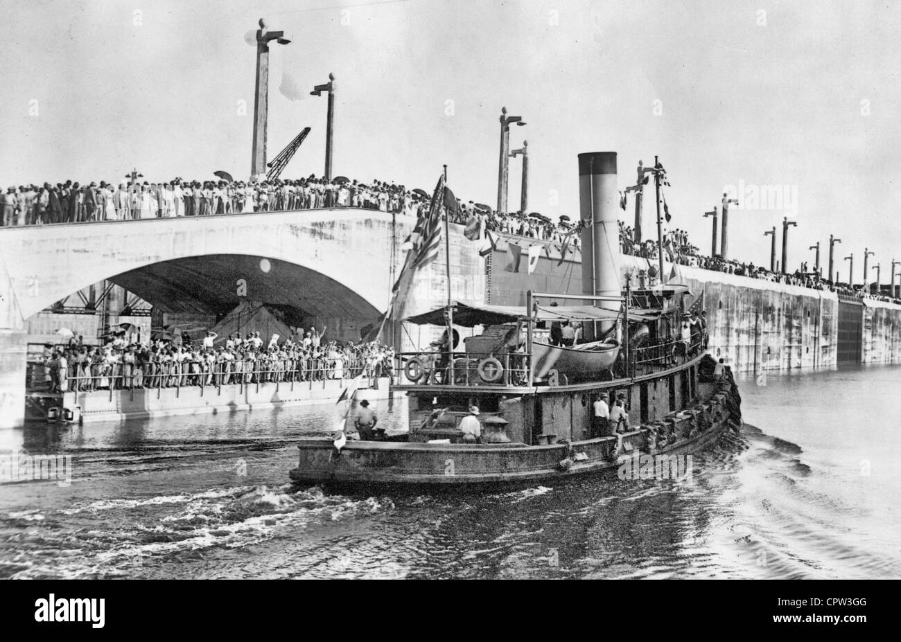 Tug 'Gatun' crossing first gate, Panama Canal, 1913 Stock Photo