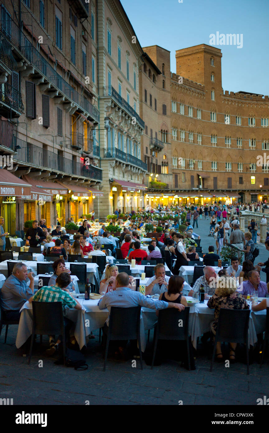 Diners eating al fresco at Nannini bar and restaurant in Piazza del Campo, Siena, Italy Stock Photo