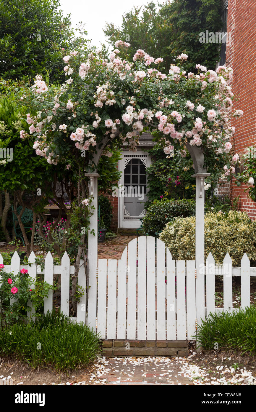 White Picket Gate High Resolution Stock Photography and Images - Alamy