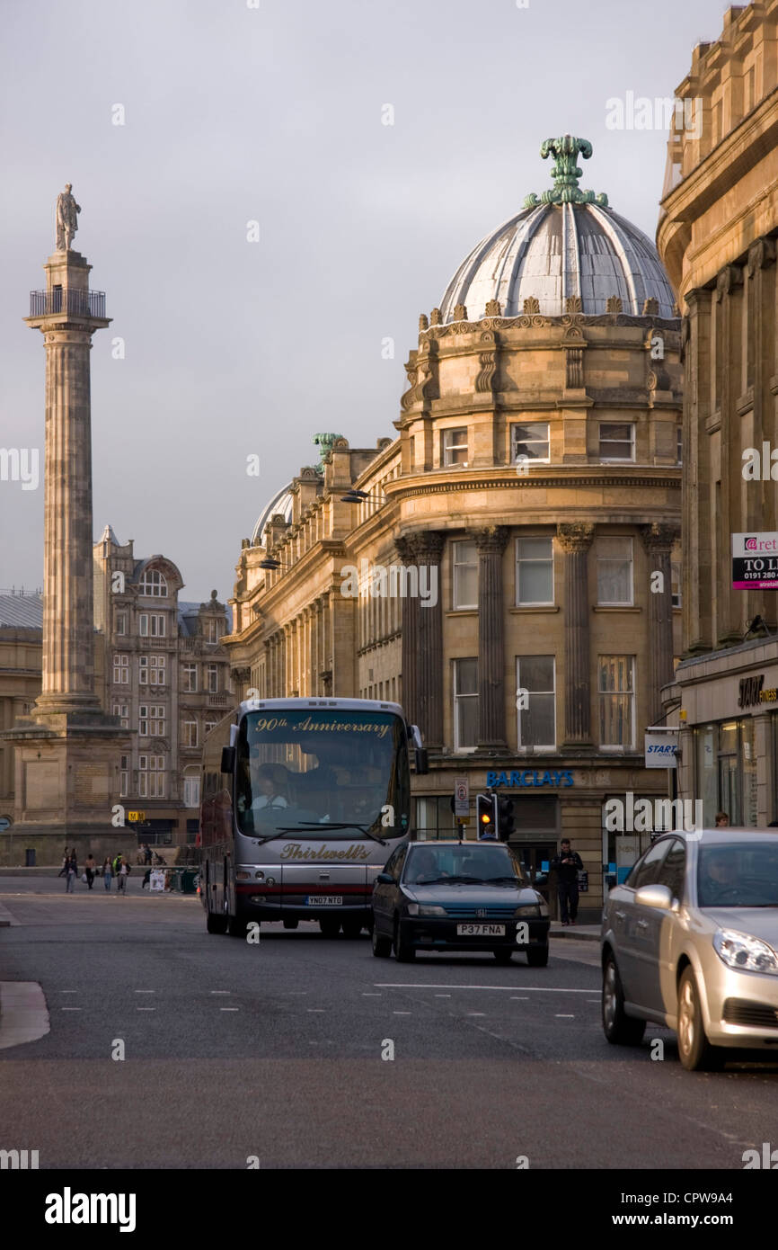 Grey's Monument at the top of Grainger Street, Newcastle-upon-Tyne, with bus and cars in the foreground. Stock Photo