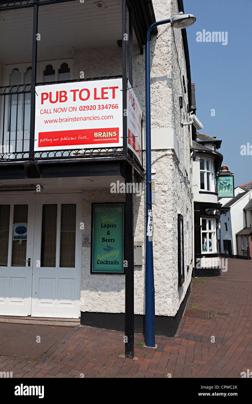 Pub to let sign on closed and empty public house, Abergavenny, Wales, UK Stock Photo