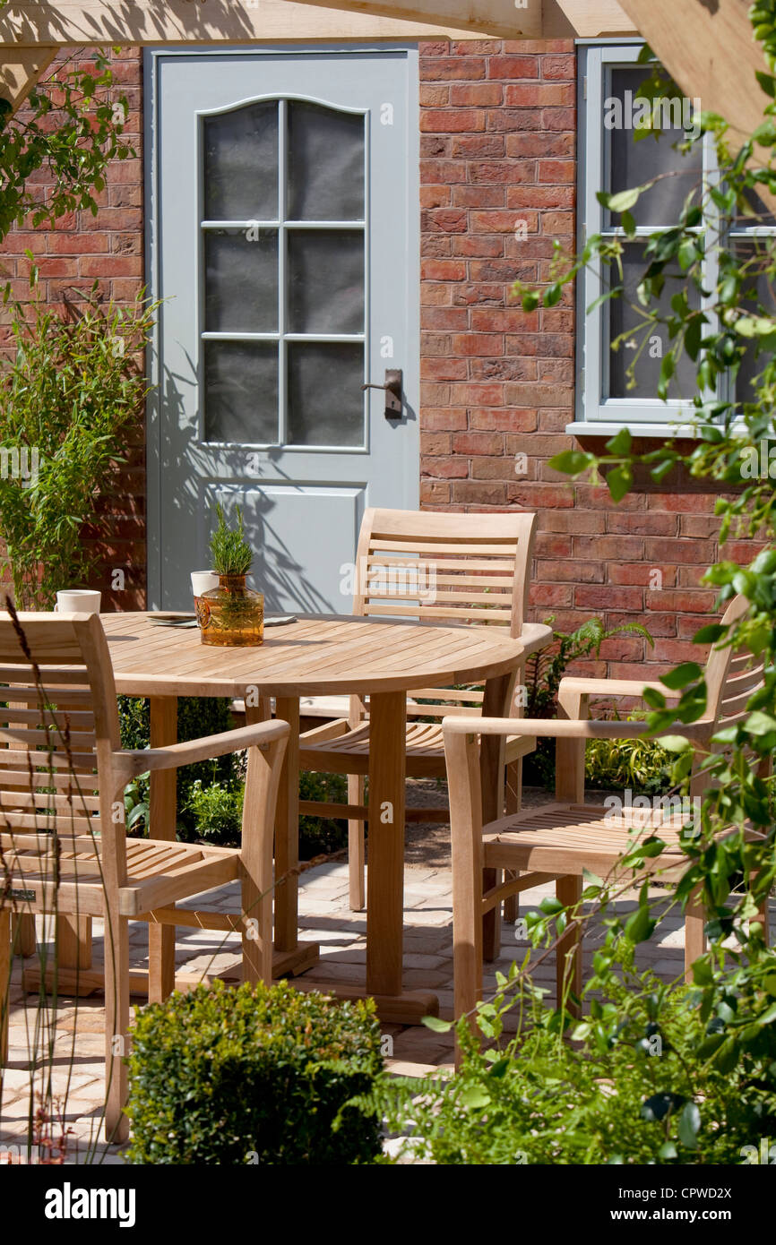 Garden chairs uk hires stock photography and images Alamy
