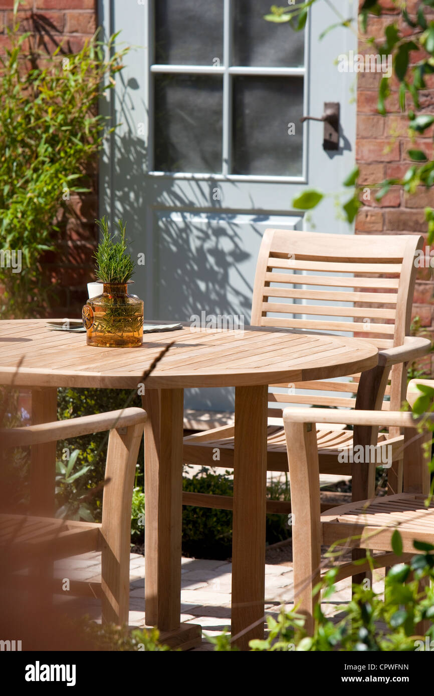 Garden chairs uk hires stock photography and images Alamy