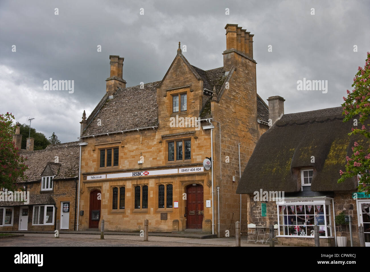 High street broadway cotswolds hi-res stock photography and images - Alamy