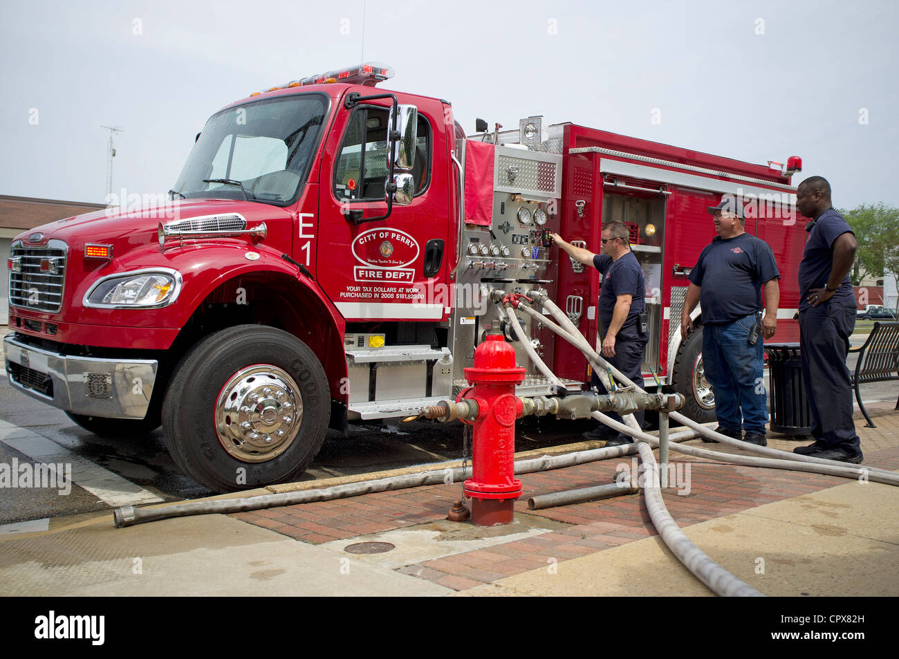 Fire hose hydrant hi-res stock photography and images - Alamy