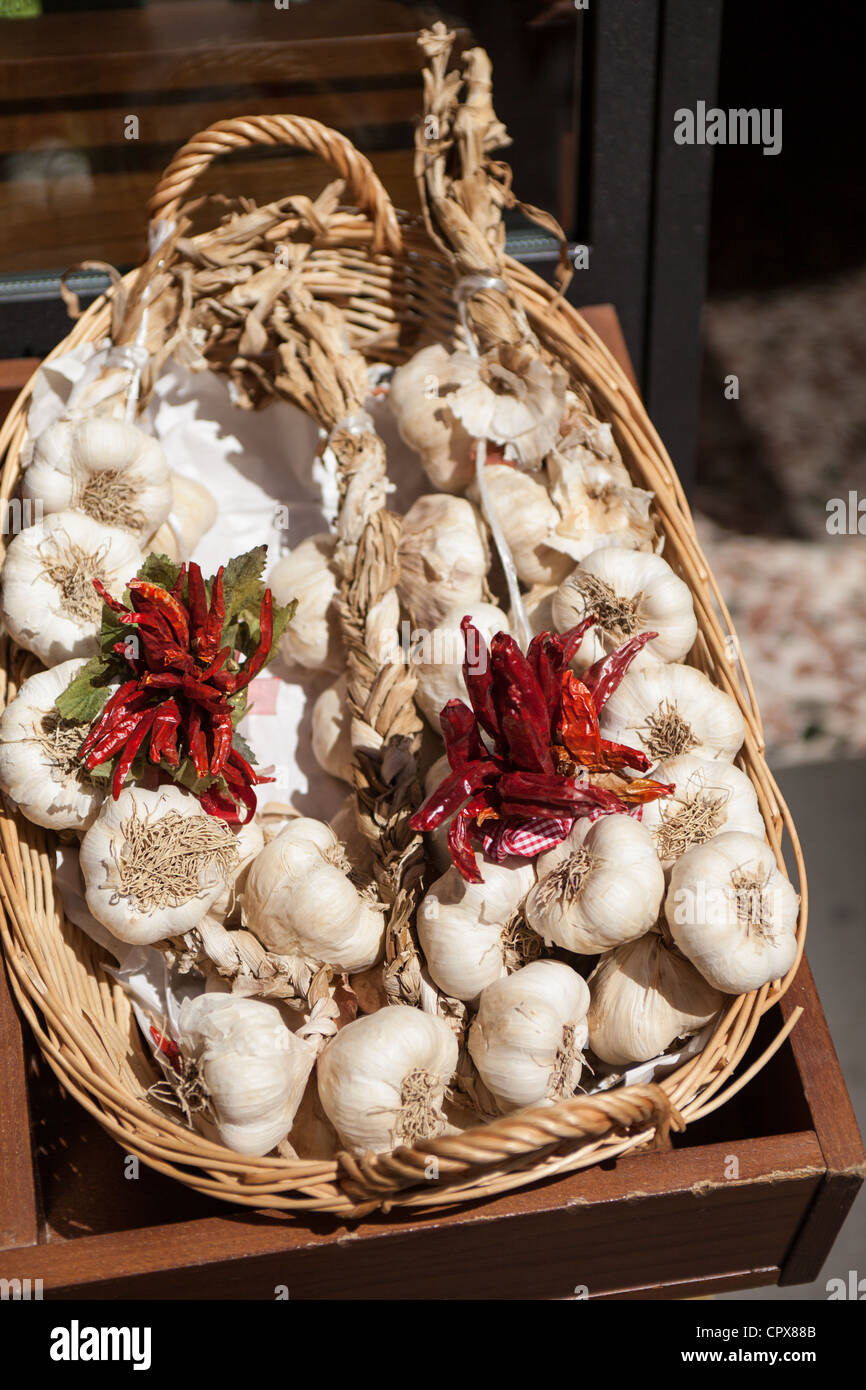 Garlic cloves for sale. Lucca italy Stock Photo Alamy