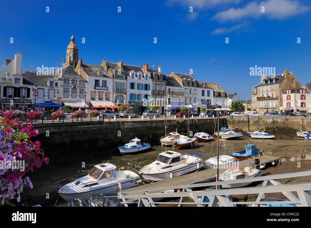 France, Loire Atlantique, Presqu'ile de Guérande, Le Croisic, the harbour at low tide Stock Photo