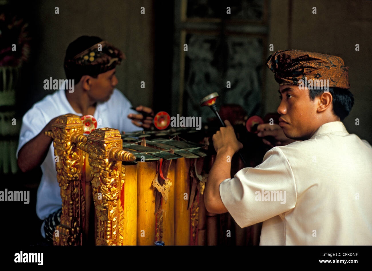 Indonesia, Bali, Gamelan players (xylophone Stock Photo Alamy