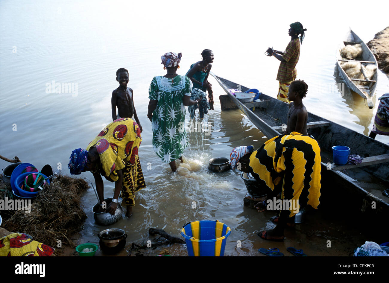 Mali Niger river Bozo women washing their clothes This semi nomadic ethnic group move along river for fishing during three to Stock Photo