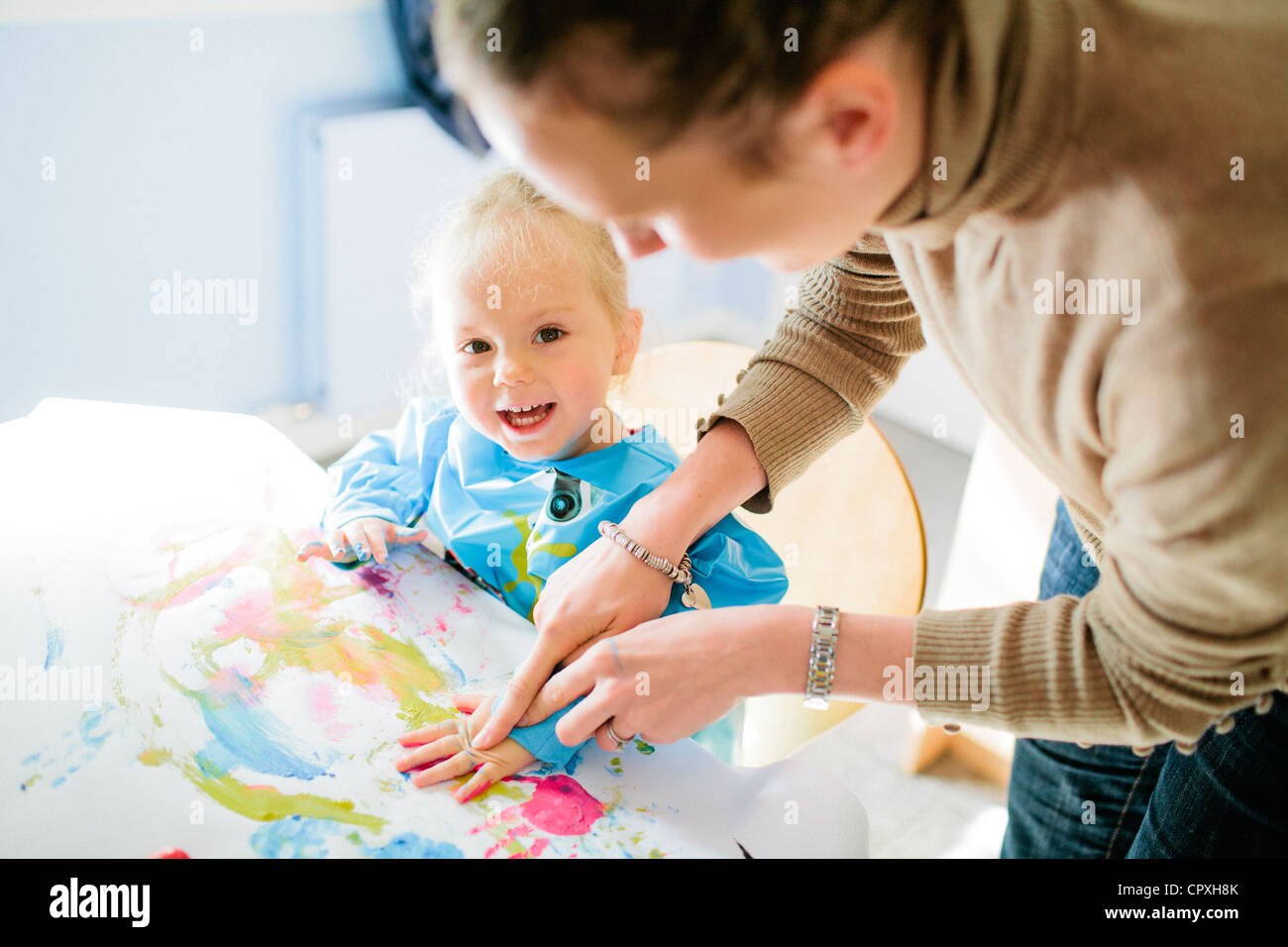 Smiling children painting hi-res stock photography and images - Alamy