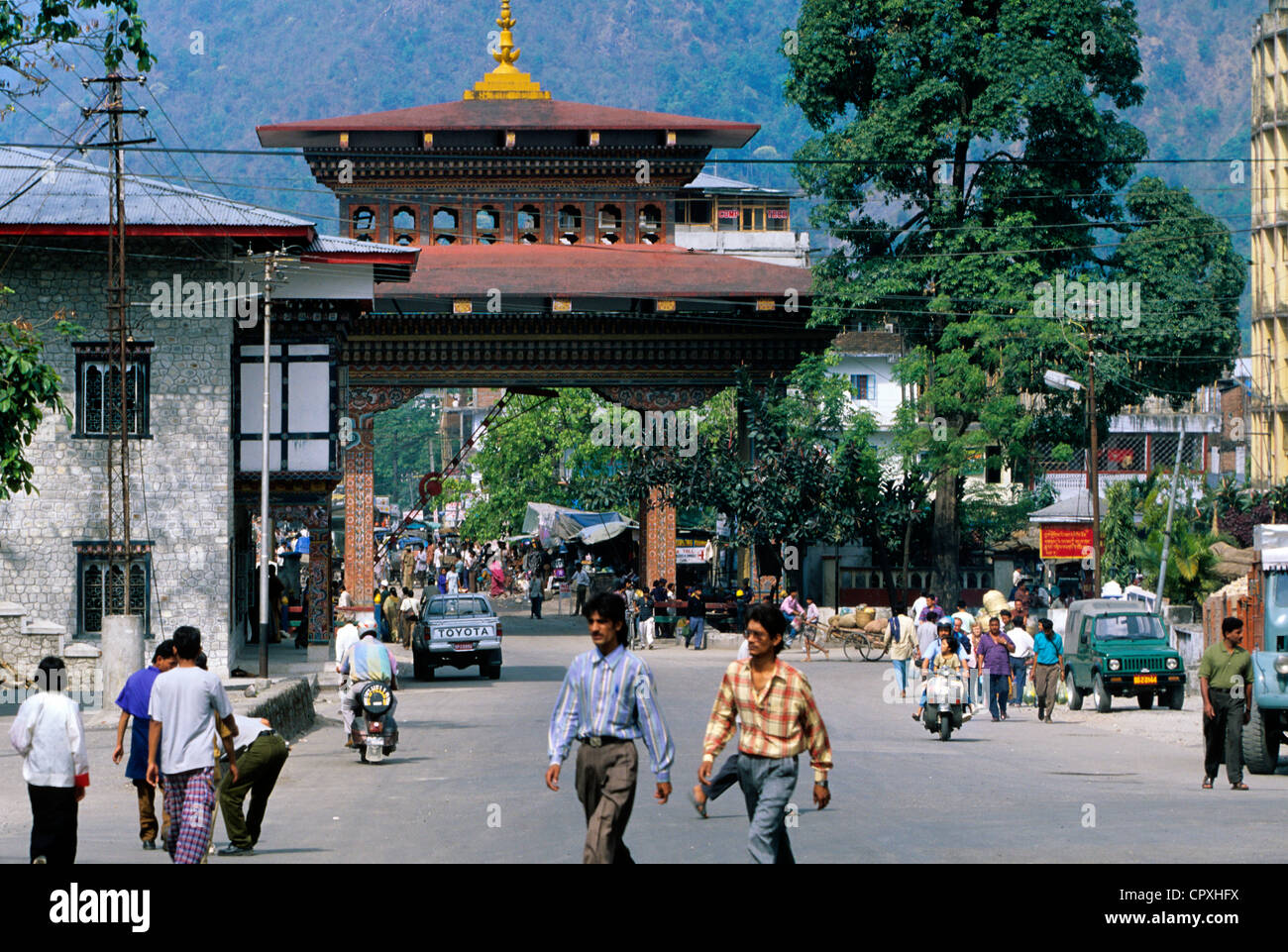Bhutan, Chukha District, border town of Phuntsholing, frontier post separating India and Bhutan Stock Photo