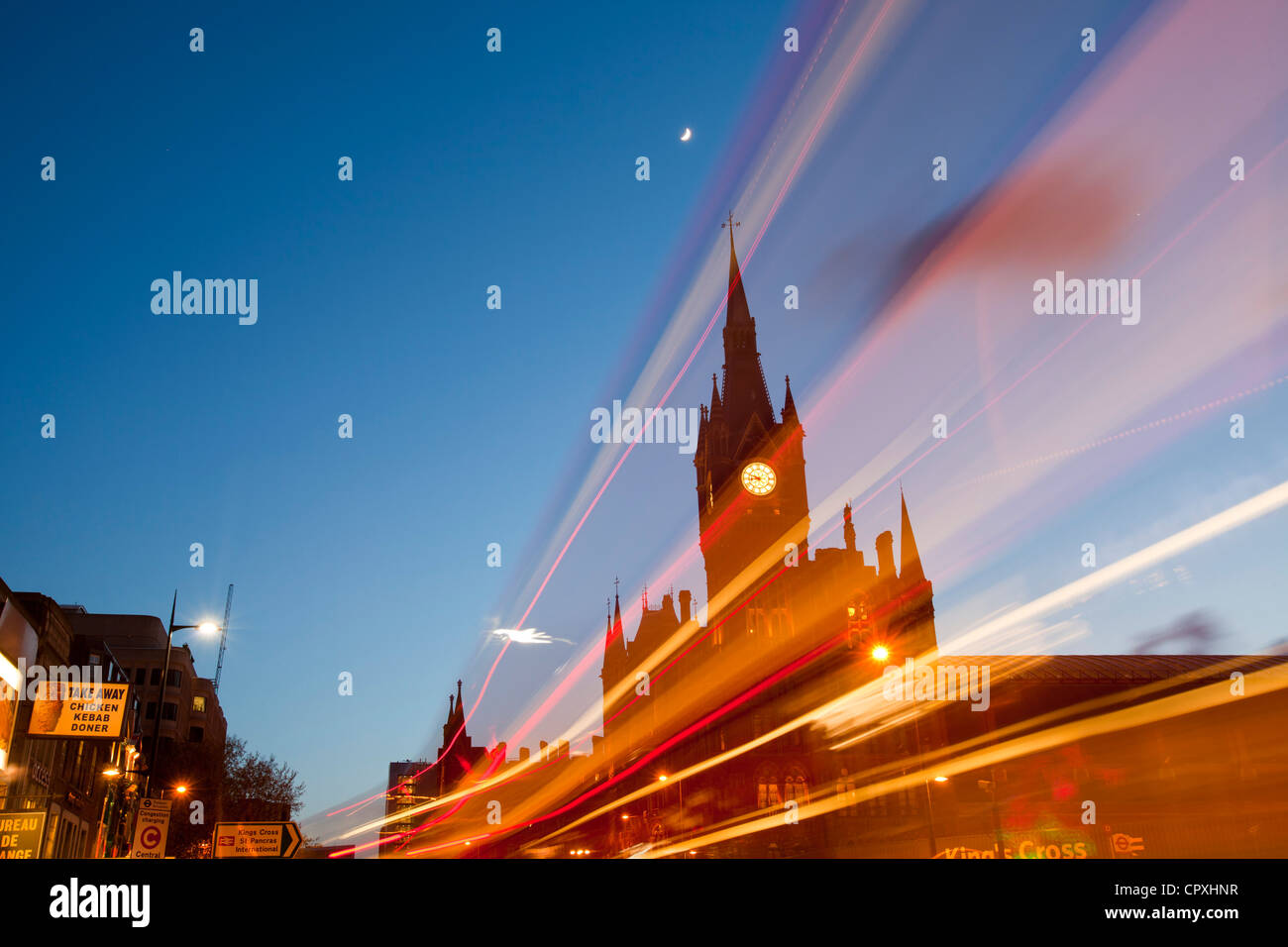 Victorian street night london hi-res stock photography and images - Alamy