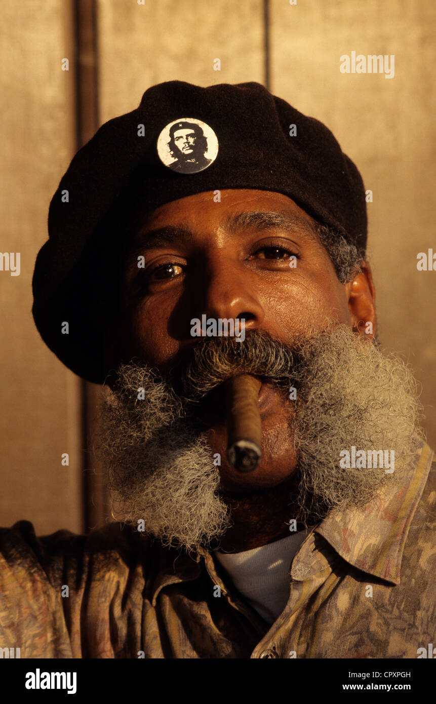 A man dressed in Che guevara clothes makes the cosplayer in Old Havana,  Cuba Stock Photo - Alamy