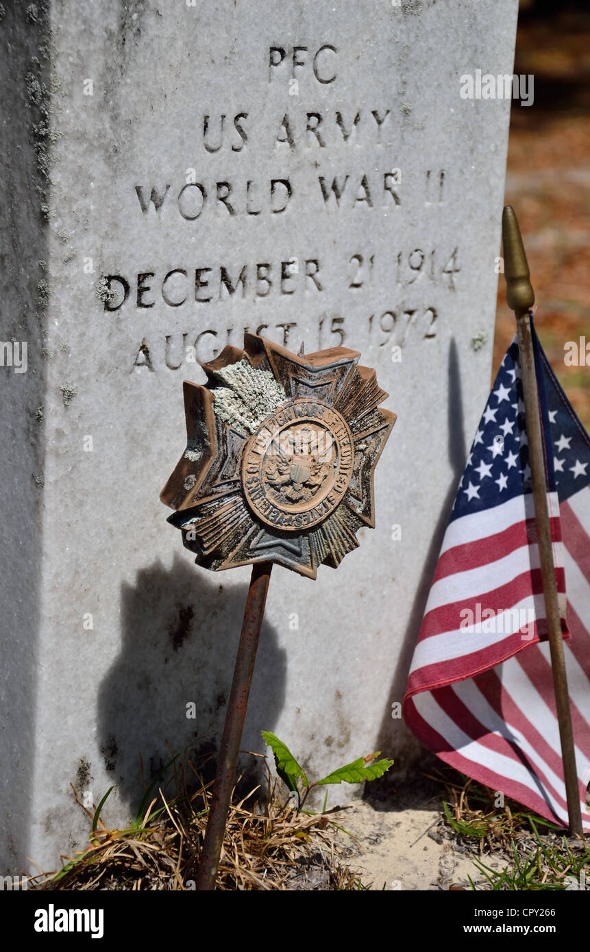 World War II veteran's graved adorned with U.S. flag and VFW marker Stock Photo