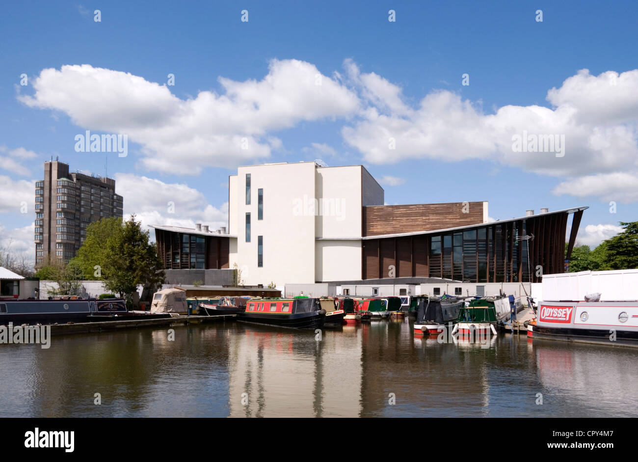 Bucks Aylesbury - Aylesbury Arm GUC - canal basin - moored boats - backdrop of Waterside theatre and County Offices tower - sun Stock Photo