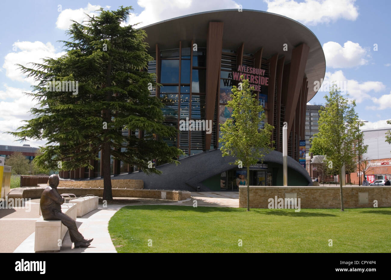 Bucks - Aylesbury - Waterside theatre - seated statue Ronnie Barker contemplating this new modern building Stock Photo