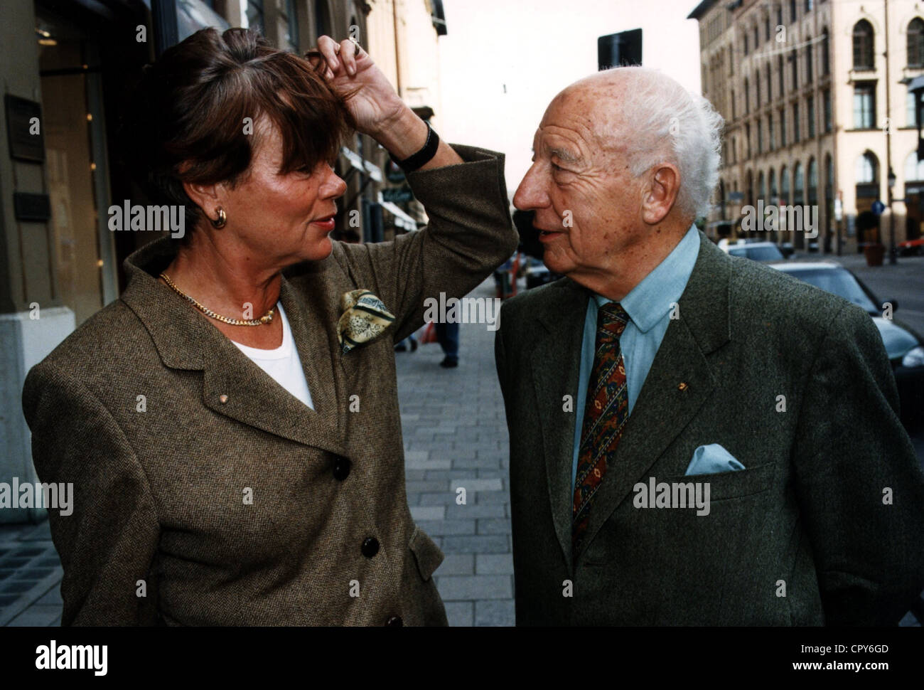 Scheel, Walter  8.7.1919 - 24.8.2016, German politician (FDP), half length, with his wife Barbara, shopping in Munich, 9.10.1997, Stock Photo