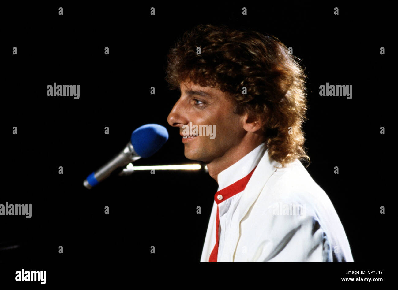 Manilow, Barry (born Barry Alan Pincus), * 17.6.1946, US musician