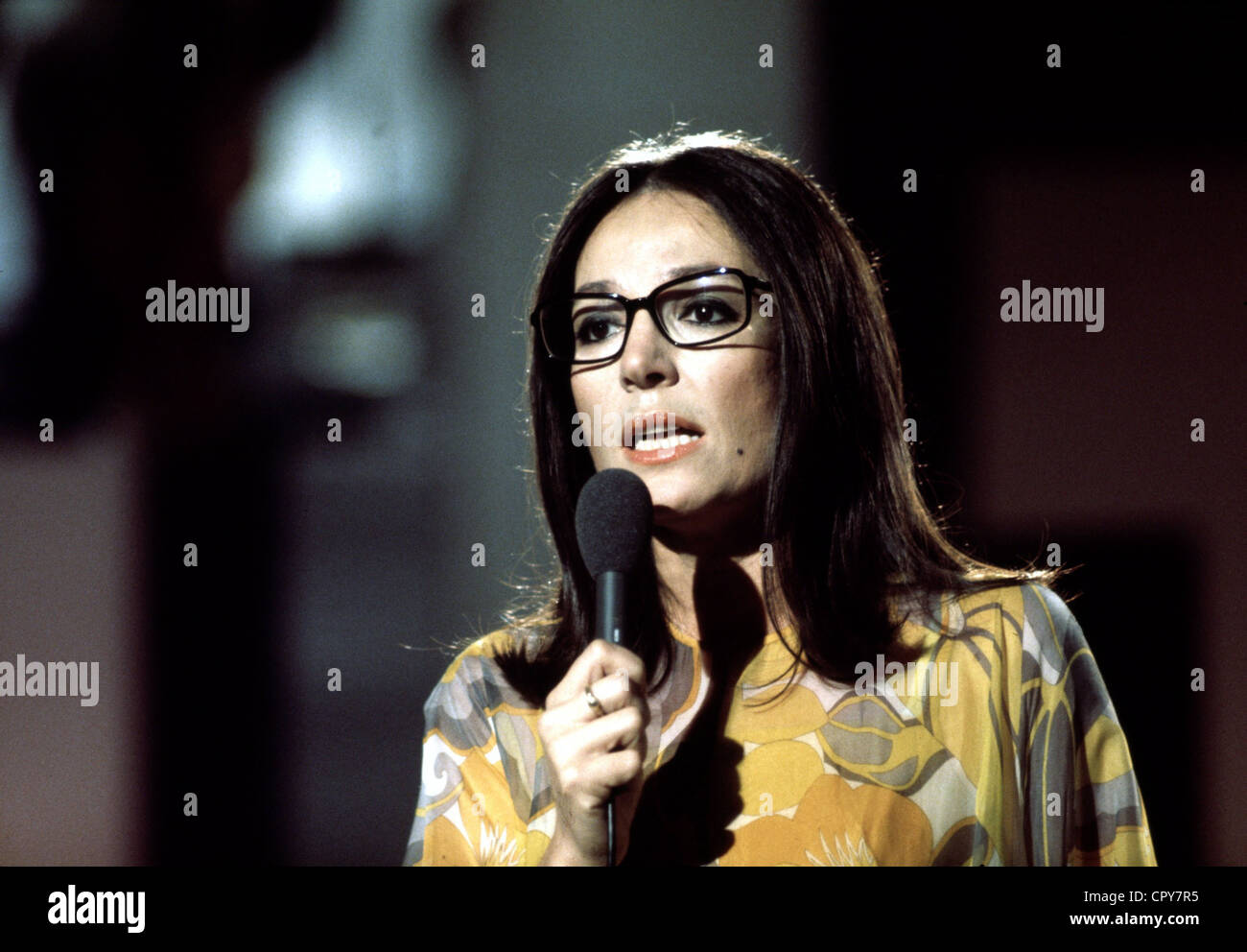 Mouskouri, Nana, * 13.10.1936, Greek singer, half length, during a show, with microphone, 1976, Stock Photo