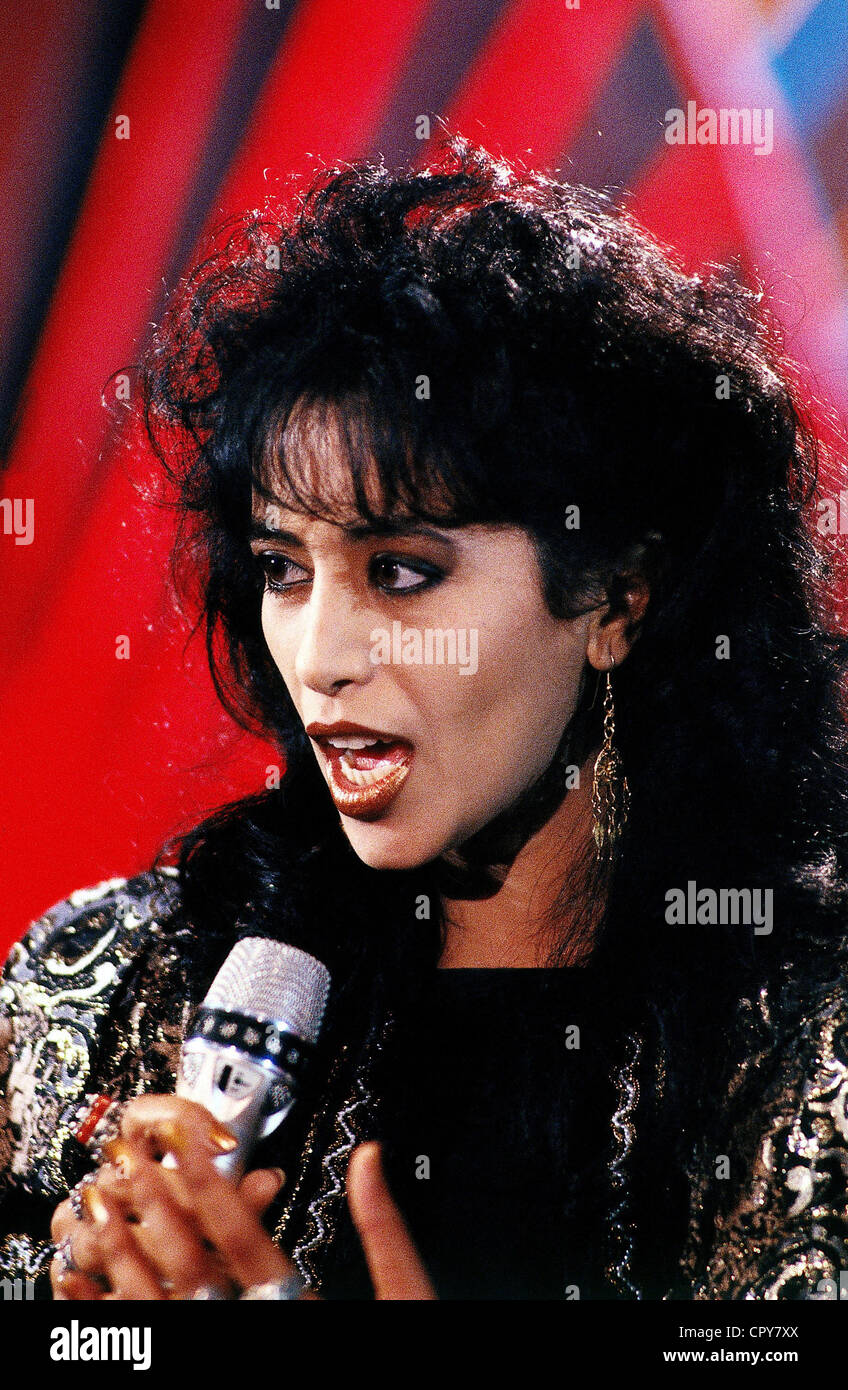 Haza, Ofra, 19.11.1957 - 23.2.2000, Israeli singer, portrait, during a show, with microphone, 1988, Stock Photo
