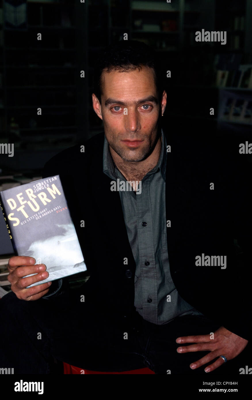 Junger, Sebastian, * 17.1.1962, US author / writer, half length, with his book 'The Perfect Storm', German edition: 'Der Sturm', 1998, Stock Photo