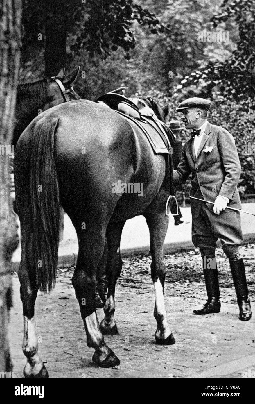 Papen, Franz von, 29.10.1879 - 2.5.1969, German politician (Centre Party), Chancellor of Germany 1.6. - 17.11.1932, full length, with horse, during ride, 1932, Stock Photo