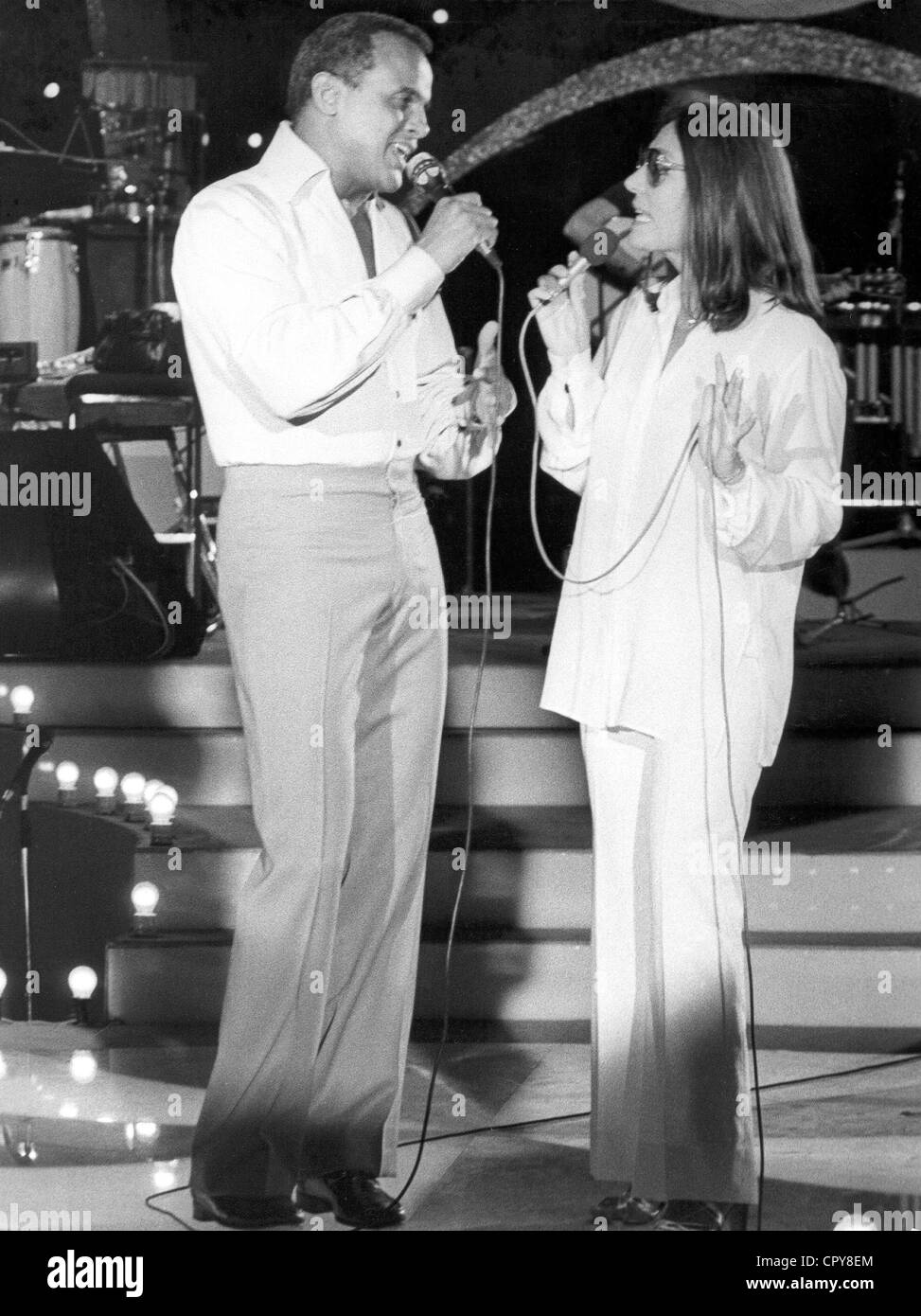 Mouskouri, Nana, * 13.10.1936, Greek singer, full length, with Harry Belafonte, during a show, 1970s, Stock Photo