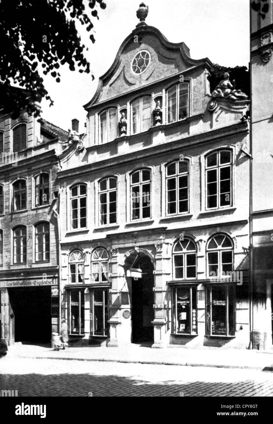 Mann, Thomas, 6.6.1875 - 12.8.1955, German author / writer, Nobel Prize in Literature 1929, the house in Luebeck where he was born ('Buddenbrookhaus') before its destruction in 1942, exterior view, Stock Photo