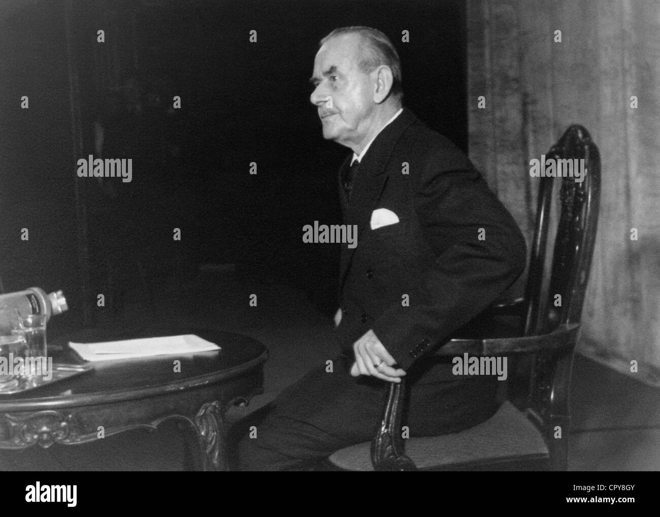 Mann, Thomas, 6.6.1875 - 12.8.1955, German author /writer, Nobel Prize for literature 1929, half length, during reading at Munich theater, 1930s, Stock Photo