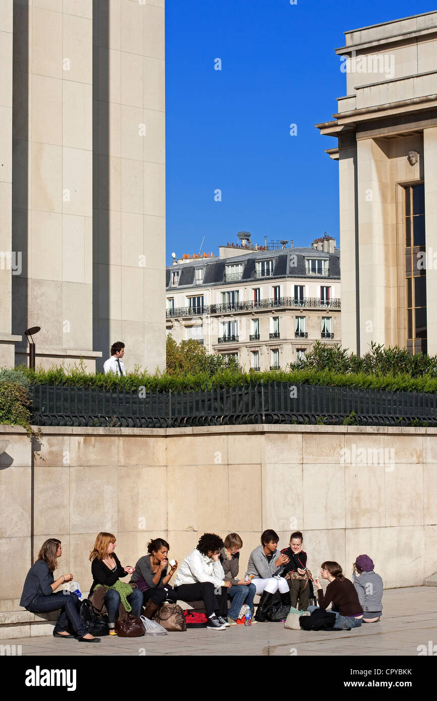 France, Paris, Esplanade des Droits de l'Homme, Trocadero, picnic of young people Stock Photo