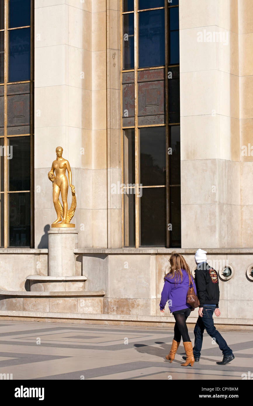 France, Paris, Esplanade des Droits de l'Homme, couple with a golden bronze sculpture by Marcel Gimond untitled Flore Stock Photo