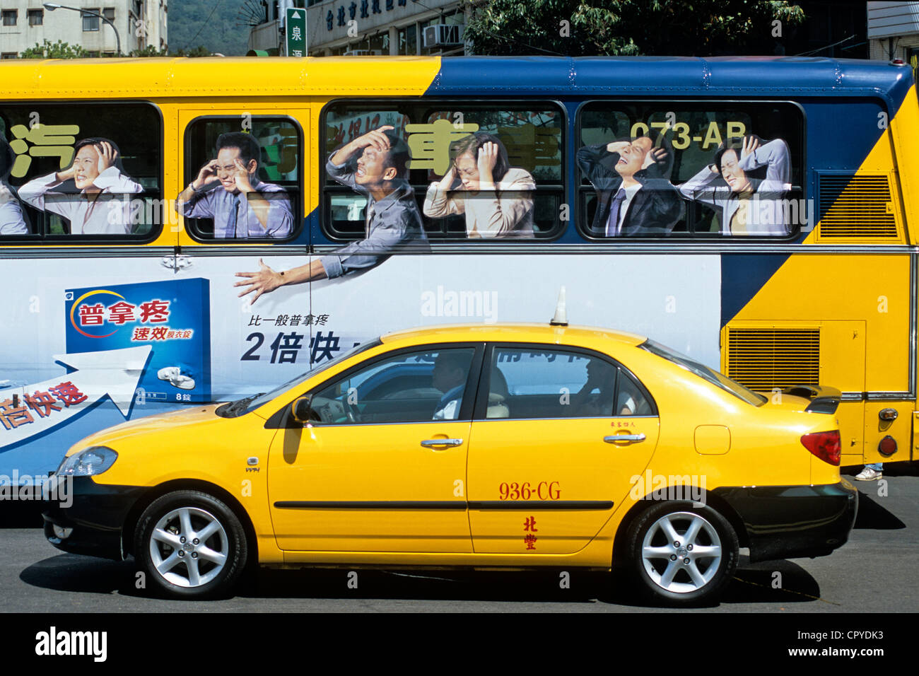 Taiwan, Taipei, taxi and unusual bus in downtown Stock Photo