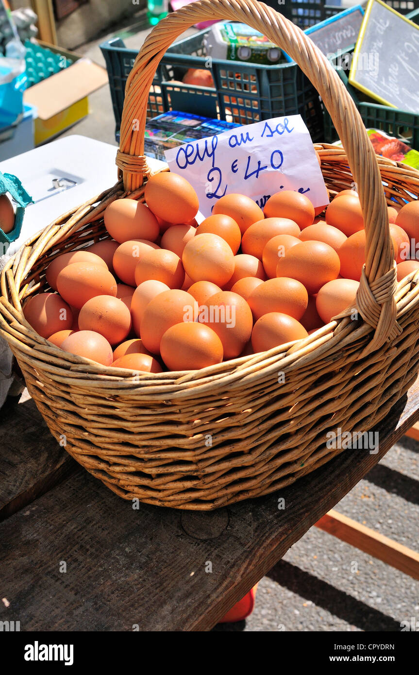 Basket of fresh farm eggs for sale on market day at Bram a village near the  Canal du Midi, Languedoc-Roussillon, France Stock Photo - Alamy