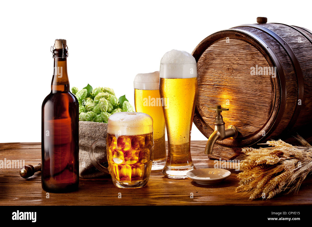 https://c8.alamy.com/comp/CPYE15/beer-barrel-with-beer-glasses-on-a-wooden-table-isolated-on-a-white-CPYE15.jpg