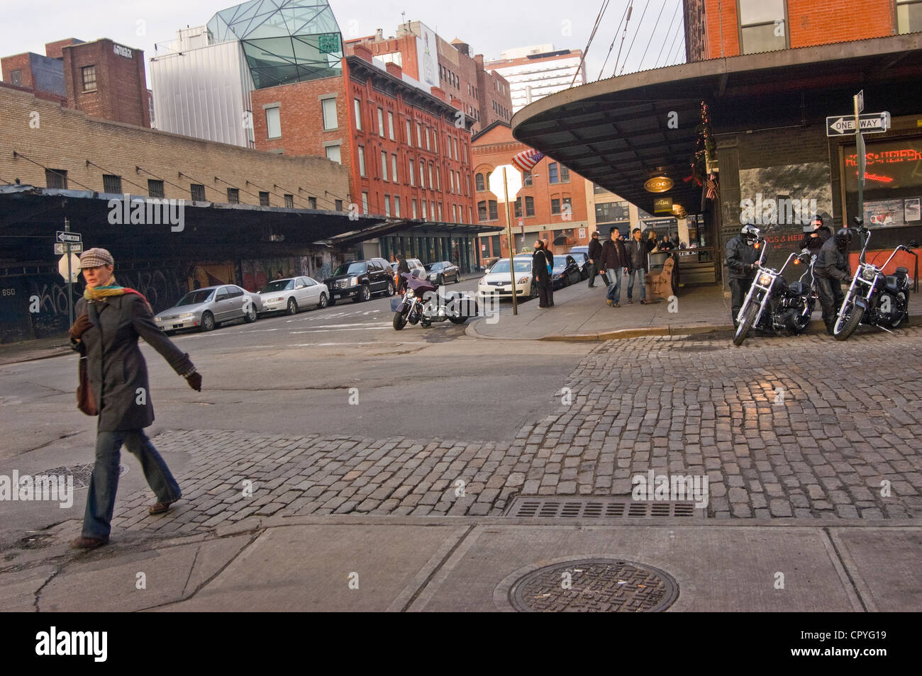 Meatpacking District 2008, bikers outside Hogs and Heffers, woman crossing the street Stock Photo