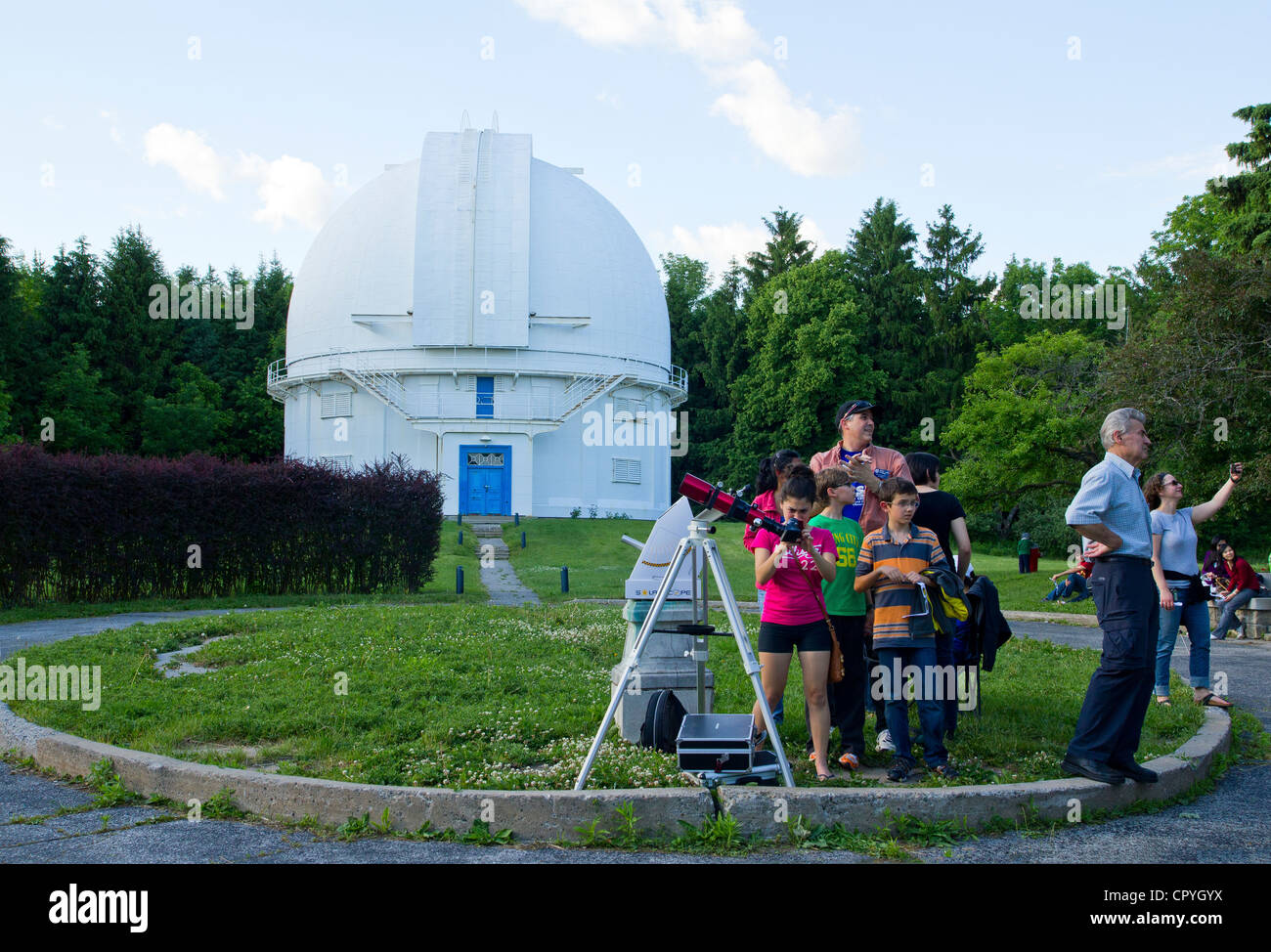 Eclipse watchers at Dunlap Observatory in Richmond Hill, Ontario Stock Photo