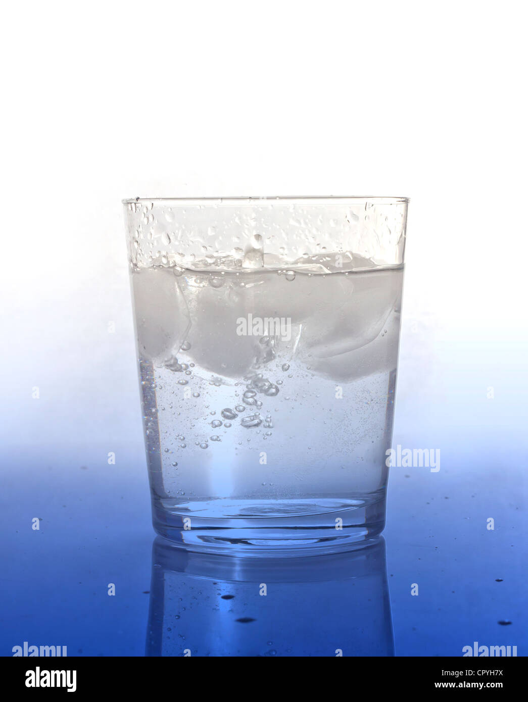 Бутылка наполненная водой тонет в воде. Лед в стакане. Стакан воды со льдом. Лед плавает в стакане. Вода лед в стакане плавает.