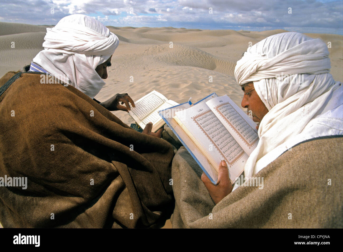 Tunisia, Kebili Governorate, Douz, according to ancestral customs, reading of the koran and sparring match in the desert Stock Photo