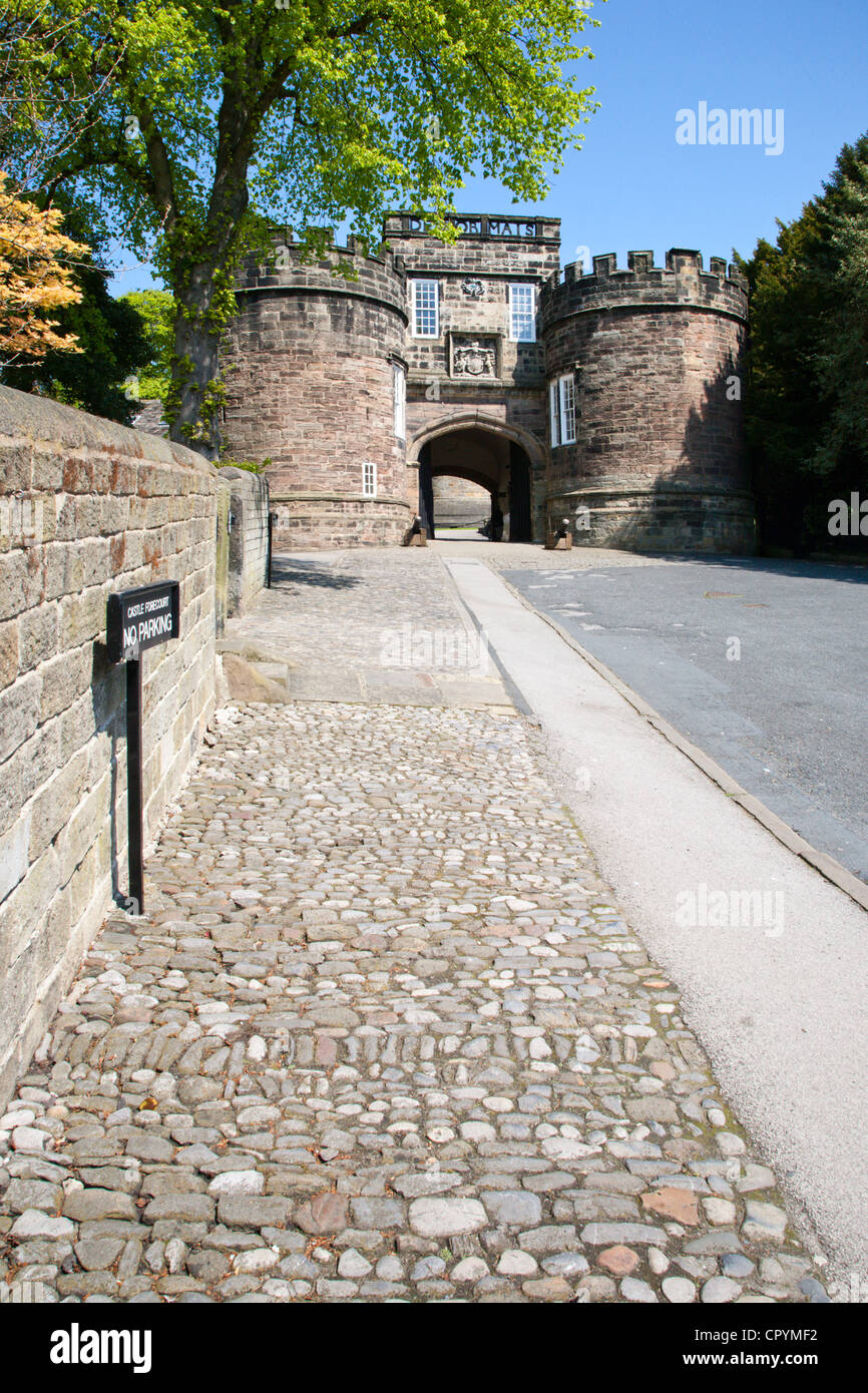 Path to castle hi-res stock photography and images - Alamy