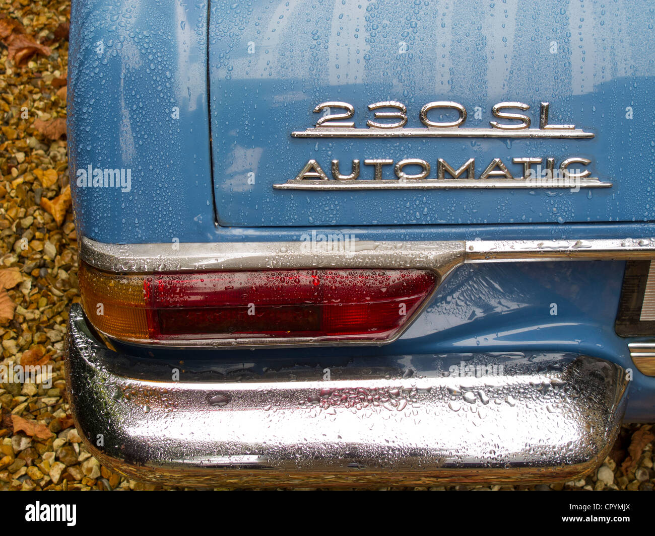 apotheek Registratie koolstof Mercedes 230SL automatic car badges and lights Stock Photo - Alamy