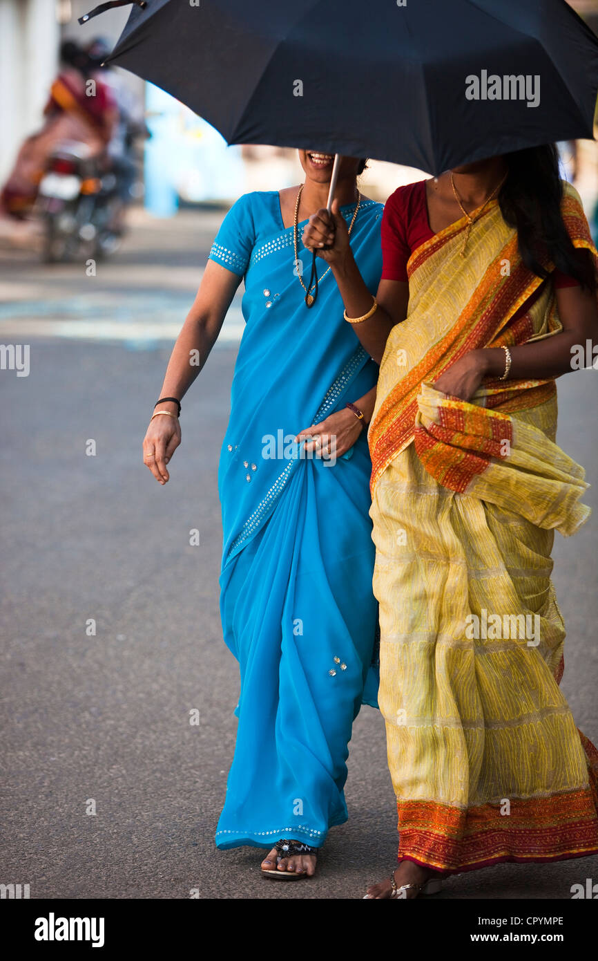 India, Kerala State, Kochi (Cochin), young indian ladies in a sari
